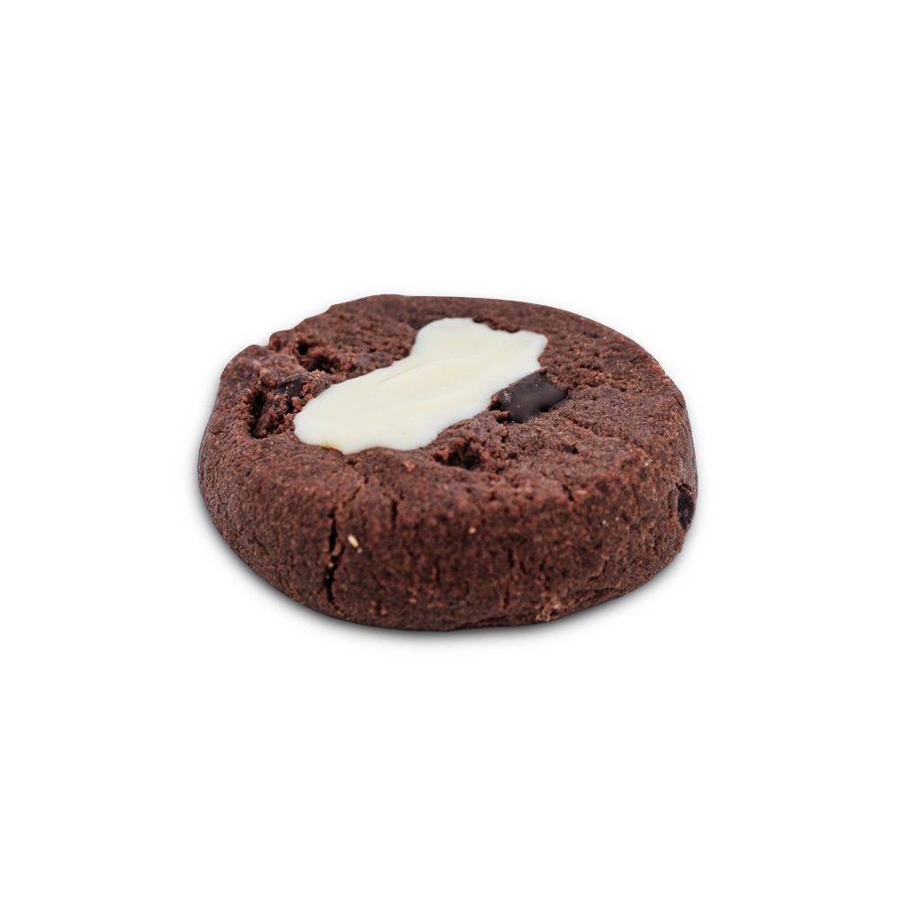 Un cookie blanc cacao, base de chocolat noir avec deux fèves de chocolat blanc